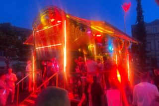 Die Roseninsel ist eine rollende Tanzfläche mit eigener Technik, inspiriert von Giorgio Rosas Mikronation. Ein verzaubernder, mobiler Veranstaltungsort mit Bar, Tanzfläche und ausfahrbarem Dach – flexibel einsetzbar und voll ausgestattet.