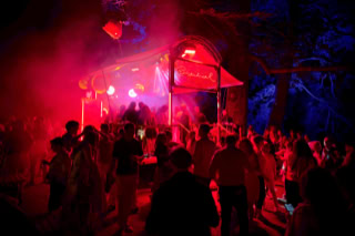 Und weil Geschichten eben flüchtig sind, hält der Künstler sie fest, greift sie aus der Ferne, holt sie ins Jetzt, duldet ihren Wandel und macht sie beständig.