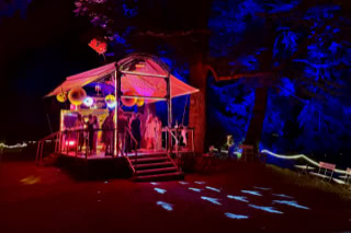 Die Roseninsel besteht aus einer Bühnen- und Tanzfläche (750kg/m2) mit 3 Treppen und abnehmbaren Geländern, einer Bar mit Kühlung, einem Bühnenturm und einem ausfahrbarem Dach.