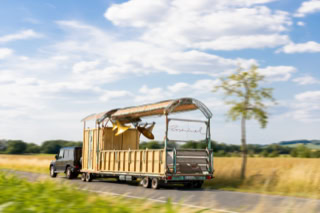 Die Roseninsel verfügt über eigene Ton- und Lichttechnik sowie einen elektrischen Antrieb zur genauen Positionierung. In Transportposition wiegt der Anhänger  < 3,5t und mißt mit Deichsel 10m x 2,55m x 3,9m (3,2m) Höhe.