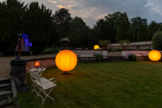 Privatparty Wollnervilla Dresden Leuchtballons Fassadenbeleuchtung Abendstimmung