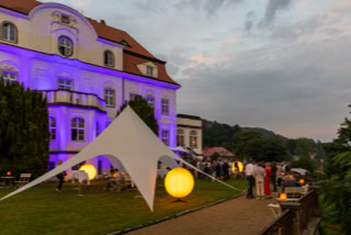 Privatparty Wollnervilla Dresden Leuchtballons Fassadenbeleuchtung Abendstimmung