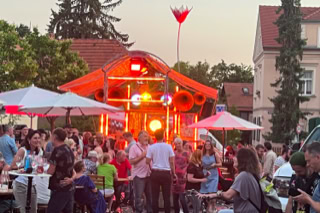 Die Roseninsel ist eine rollende Bar mit eigener Technik, inspiriert von Giorgio Rosas Mikronation. Ein verzaubernder, mobiler Veranstaltungsort mit Bar, Tanzfläche und ausfahrbarem Dach – flexibel einsetzbar und voll ausgestattet.